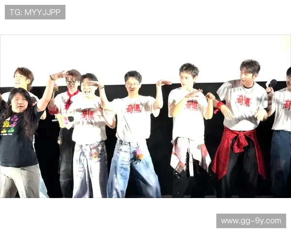 两人踢足球互相绊倒却笑翻全场的爆笑奇遇欢乐日常趣味瞬间集锦